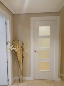 puerta madera blanca
